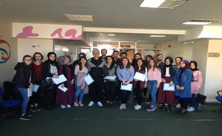 Sakarya Üniversitesi Sosyal Hizmet Öğrenci Topluluğu 21-22 Nisan 2018 tarihlerinde sosyal çalışmacı-psikodramatist Odise VUÇİNAS’ın katılımıyla “Aile İçi Şiddet ” temalı psikodrama grup çalışması gerçekleştirdi.